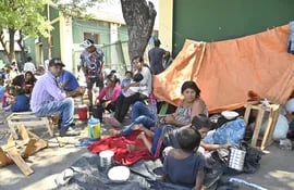 Indígenas acampando frente a la sede del Indi, sobre la avenida Artigas, en Asunción.