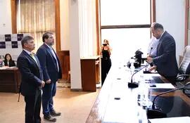 Jorge Bogarín, en su carécter de presidente del JEM, toma juramento a los vicepresidentes Rodrigo Blanco y Óscar Paciello. La elección de esta mesa directiva fue anulada.