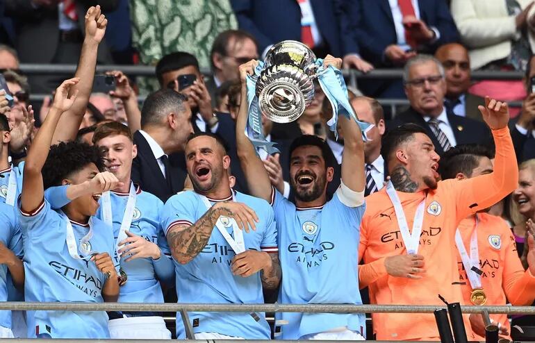 Los jugadores del Manchester City celebran el título de campeón de la Copa de Inglaterra 2022-2023 en el estadio Wembley, en Londres.