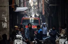 Un camión de bomberos en las cercanías de la fábrica siniestrada en Nueva Delhi, este domingo.