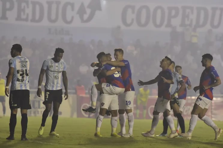 Festejo de Cerro Porteño, en el gol de Robert Morales ante Guaireña.