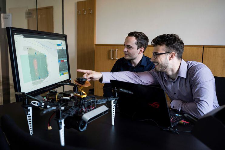 David Baûout y Adam Ferencz observan los resultados de una exploración de su nuevo dron inteligente.