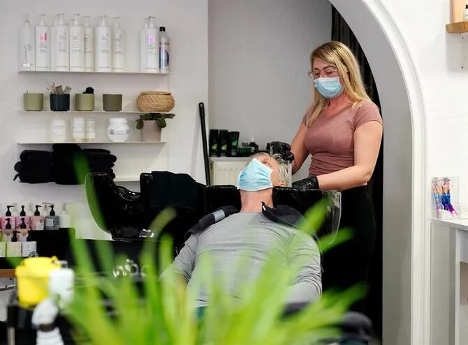 La reapertura de peluquerías constituye un primer paso de relajación de las restricciones en Alemania.
