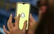 El logo de Snapchat en la pantalla de un móvil.  Los creadores de la aplicación fotográfica lanzan ahora una minicámara voladora.
