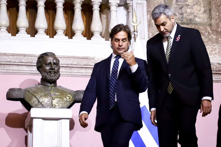 El presidente de Uruguay, Luis Lacalle Pou (a la izquierda), conversa con el mandatario paraguayo Mario Abdo Benítez, hoy en Asunción.