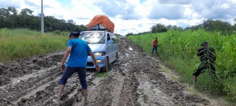 Estado del camino del tramo Toro Pampa-ruta Bioceánica. Las continuas lluvias empeoran la situación y ya ocasionan el aislamiento de comunidades en el Alto Paraguay.