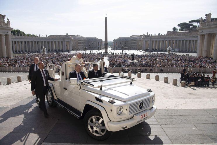 Imagen cedida por el Vaticano del papa Francisco en su recorrido por la explanada de la Plaza de San Pedro.  (EFE/EPA)