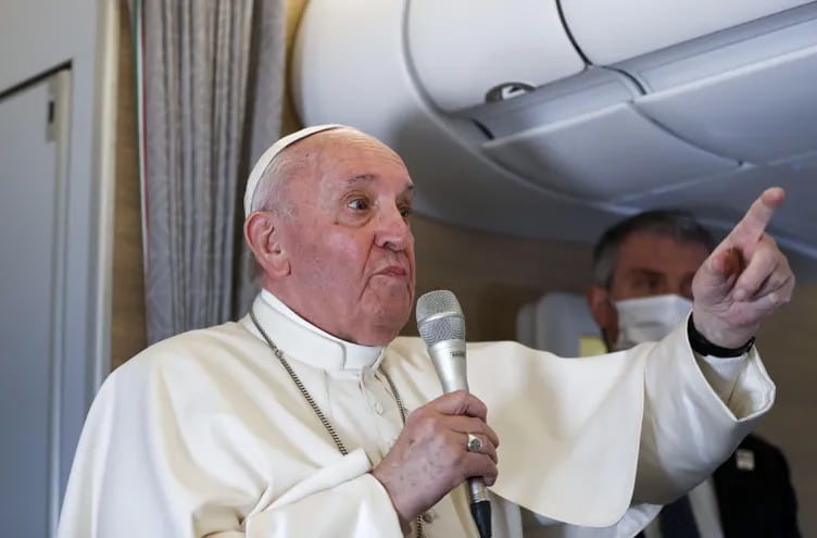 El papa Francisco se dirige a los periodistas durante el vuelo de regreso a Roma luego de su gira por Irak.