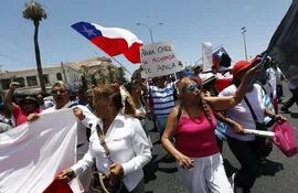 manifestantes-protestan-en-la-fronteriza-ciudad-de-arica-chile-tras-conocer-la-sentencia-de-la-haya-la-corte-modifico-la-frontera-entre-chile-y-pe-190738000000-1040814.jpg