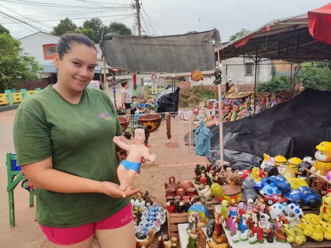 Romina Castro prepara con entusiasmo los pesebres en Caacupé.