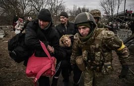 Desde la invasión iniciada el 24 de febrero, el costo humanitario y económico de la guerra se ha disparado, con el desplazamiento de civiles desde Ucrania y Rusia, y cientos de civiles muertos.