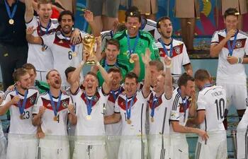 schweinsteiger-alza-el-trofeo-en-la-tarima-donde-fueron-coronados-los-campeones--190000000000-1107972.JPG