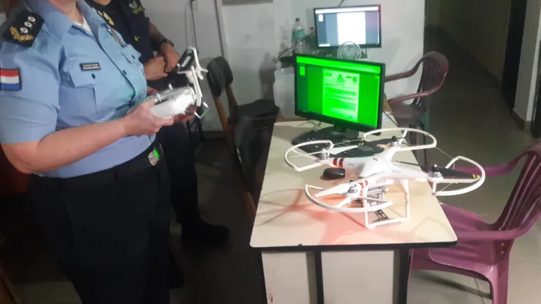 La comisario Rossana Amarilla, jefa de la Comisaría Octava de Capiatá, manipula el dron “Halcón 8″.