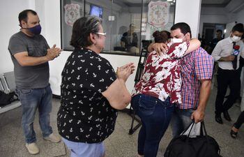 Óscar Julián Fernández Melo se abraza con familiares tras haber sido liberado el miércoles pasado.