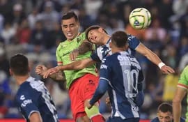 Darío Lezcano anota con golpe de cabeza un gol para Juárez ante Pachuca.