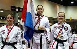 la-luchadora-paraguaya-alejandra-britos-jimenez-aparece-en-el-centro-del-podio-en-estados-unidos--230131000000-1353711.jpg
