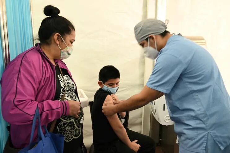Un niño recibe una de las vacunas contra el COVID-19 en el Sanatorio Británico.