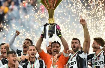 Foto de archivo de 2016:  Gianluigi Buffon levanta el trofeo de campeón de la Serie A, que conquistó en 10 ocasiones con la Juventus.