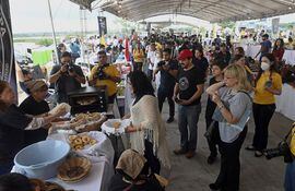La ministra Sofía Montiel, en uno de los puestos de comida, durante el recorrido realizado ayer.