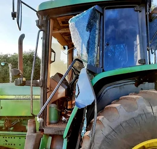 El tractor del colono brasileño quedó con los vidrios rotos tras el a taque a tiros.