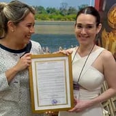 Lali González recibiendo el título honorífico de Embajadora Turística del Paraguay de manos de la ministra Angie Duarte de Melillo.