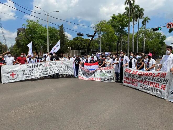 Médicos al momento de manifestarse sobre Mariscal López y Kubitschek este lunes.
