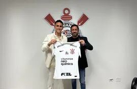 Matías Rojas exhibe la camiseta del Corinthians con el presidente del club, Duílio Monteiro Alves