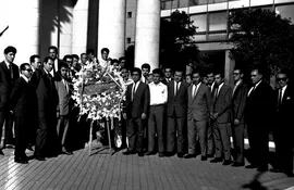 Ofrenda floral por el día del Gráfico en el Panteón de los Héroes en 1969.