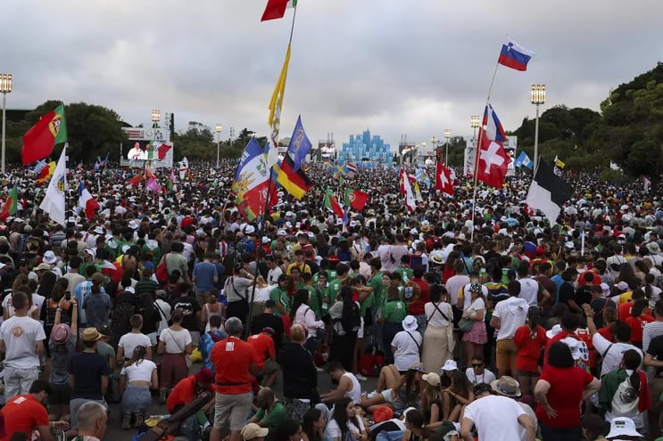 Miles de jóvenes católicos se congregan en Lisboa para participar de las celebraciones del papa Francisco en el marco de la "Jornada Mundial de la Juventud" (JM) (EFE)