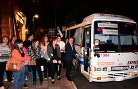 Anoche se realizó el primer viaje del bus universitario de la Facultad de Derecho - UNA, con 25 pasajeros. Se trata de un proyecto piloto para enfrentar la crisis del transporte público en el horario nocturno, y cuyo servicio es exclusivo para estudiantes de la citada facultad.