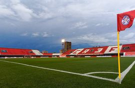 En el estadio Antonio Aranda de Ciudad del Este, se pone en marcha hoy la disputa de la decimoquinta ronda del torneo de la División Intermedia, con el duelo entre 3 de Febrero y el Deportivo Santaní. (Foto: APF)