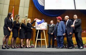 autoridades-del-fondec-junto-al-director-del-correo-paraguayo-exhiben-el-diseno-de-la-serie-postal-conmemorativa-por-los-20-anos-de-la-institucion--205602000000-1730700.jpg