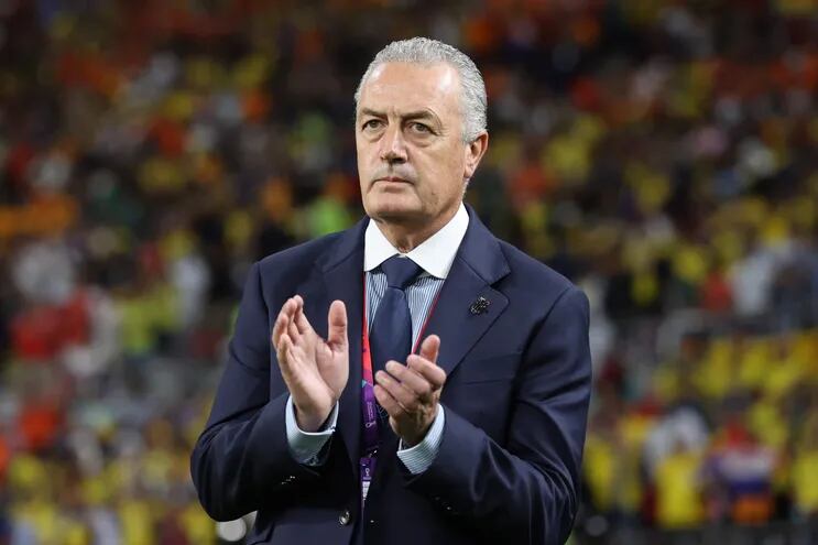 El entrenador en jefe Gustavo Alfaro de Ecuador aplaude antes durante el partido de fútbol del grupo A de la Copa Mundial de la FIFA 2022 entre Holanda y Ecuador en el Estadio Internacional Khalifa en Doha, Qatar, el 25 de noviembre de 2022.