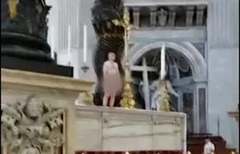 Un hombre subió desnudo al altar de la Basílica de San Pedro como protesta por la Guerra de Ucrania.