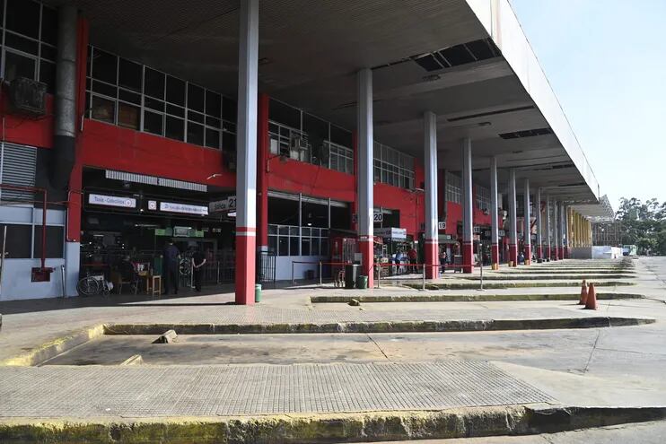 La terminal de ómnibus de Asunción estuvo desolada ayer por el paro.