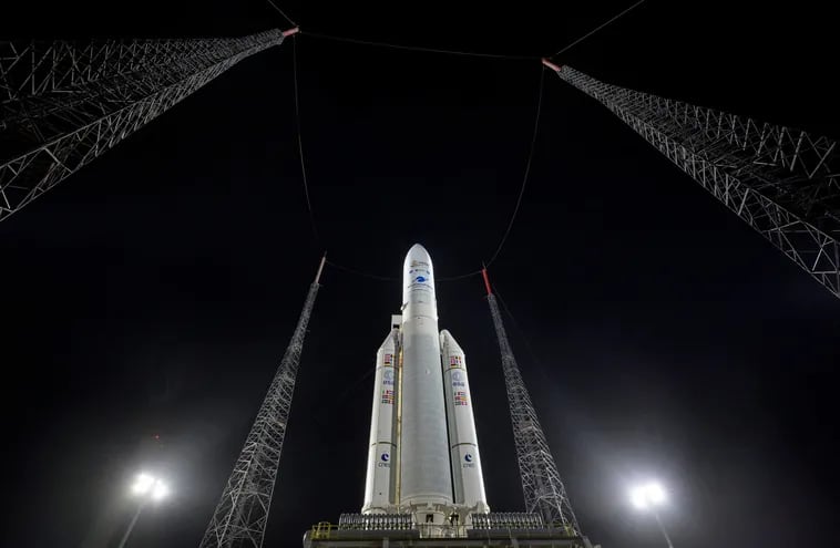 El cohete Ariane 5 que transportará eltelescopio James Webb. Despegará mañana desde Kuru, Sudamérica.