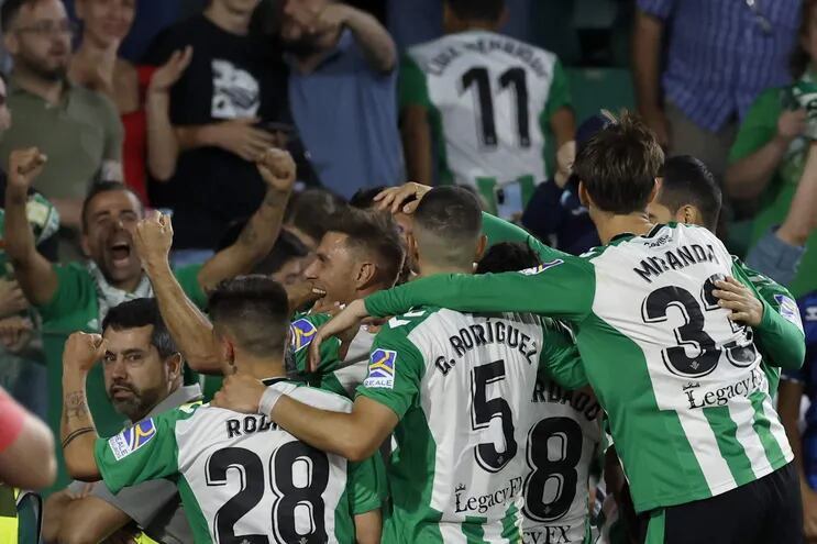 Los jugadores del Betis celebran el tercer gol del equipo bético durante el encuentro correspondiente a la jornada 34 de primera división que han disputado hoy lunes frente al Rayo Vallecano en el estadio Benito Villamarín de Sevilla.