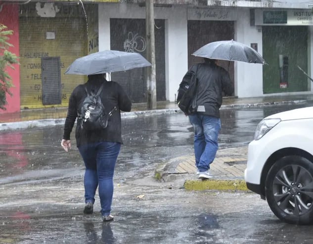 Fotografía de archivo y referencia: lluvia en Asunción.