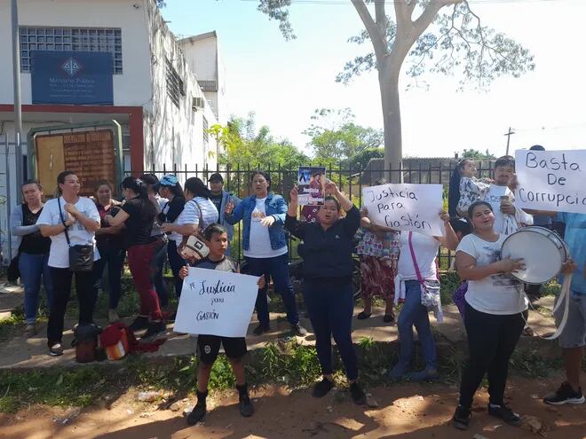 Los pobladores de Tobatí, se manifestaron esta mañana desde tempranas horas, frente a la Fiscalía de Caacupé, exigiendo justicia para Gastón.