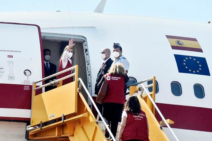 La reina Letizia de España saluda antes de partir de Paraguay, este jueves en el aeropuerto internacional Silvio Pettirossi.