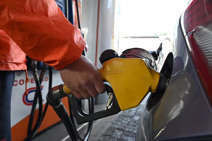 Emblemas privados anunciaron suba de precios de combustibles ante el incremento de los valores internacionales.