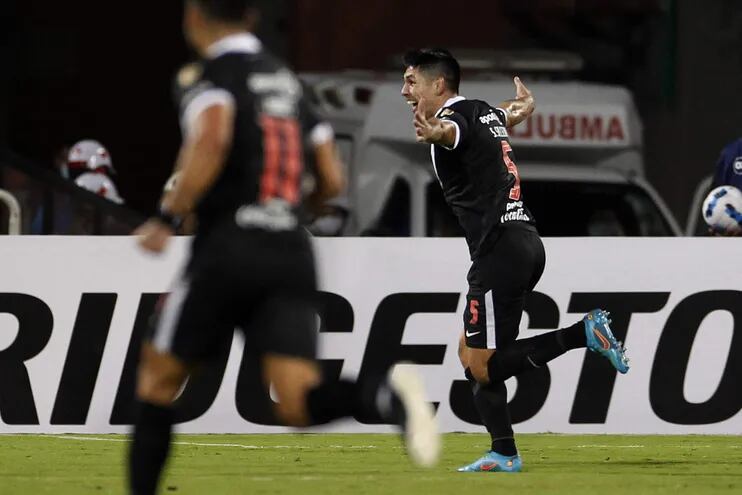 Saúl Salcedo de Olimpia celebra el gol en el partido de la Copa Libertadores entre Atlético Nacional y Olimpia en el estadio Atanasio Girardot en Medellín (Colombia).