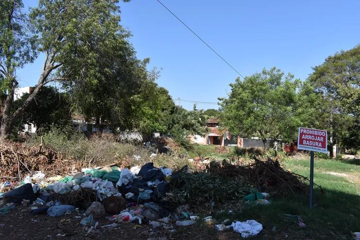 Gran cantidad de basura acumulada en un predio del barrio 8 de diciembre de la localidad de Villa Elisa.