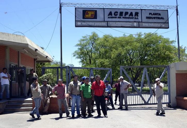Obreros y exobreros de Acepar demandaron al Estado paraguayo exigiendo el pago de indemnizaciones.