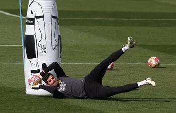(FILES) Real Madrid's Belgian goalkeeper Thibaut Courtois trains on the eve of the UEFA Champions League last 16 second leg football match against RB Leipzig at the Ciudad Real Madrid training ground in Valdebebas, outskirts of Madrid, on March 5, 2024. Real Madrid goalkeeper Thibaut Courtois suffered a fresh injury setback on March 19, 2024, injuring his right knee in training. (Photo by PIERRE-PHILIPPE MARCOU / AFP)