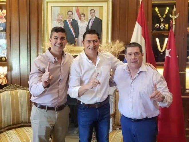 El intendente de Luque Carlos Echeverría en medio del Presidente Santiago Peña y el Presidente de la ANR, Horacio Cartes.