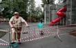 Un guarda de seguridad procede al cierre de un parque infantil en Moscú , ante la nueva ola de contagios registrada en la capital rusa.