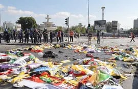 los-cuerpos-de-las-victimas-del-atentado-fueron-tapados-con-banderas-y-pancartas-hasta-el-momento-no-se-conoce-el-origen-de-las-explosiones-en-la-cap-202537000000-1386502.jpg