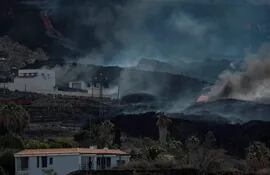 La colada norte del volcán de La Palma sigue avanzando este jueves por el barrio de La Laguna, sepultando todo lo que encuentra a su paso.