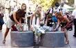 Familiares de las víctimas del atentado terrorista del 17 de agosto de 2017 participan en la ofrenda floral en las Ramblas, celebrada durante el acto de homenaje a las víctimas en Barcelona, este lunes.